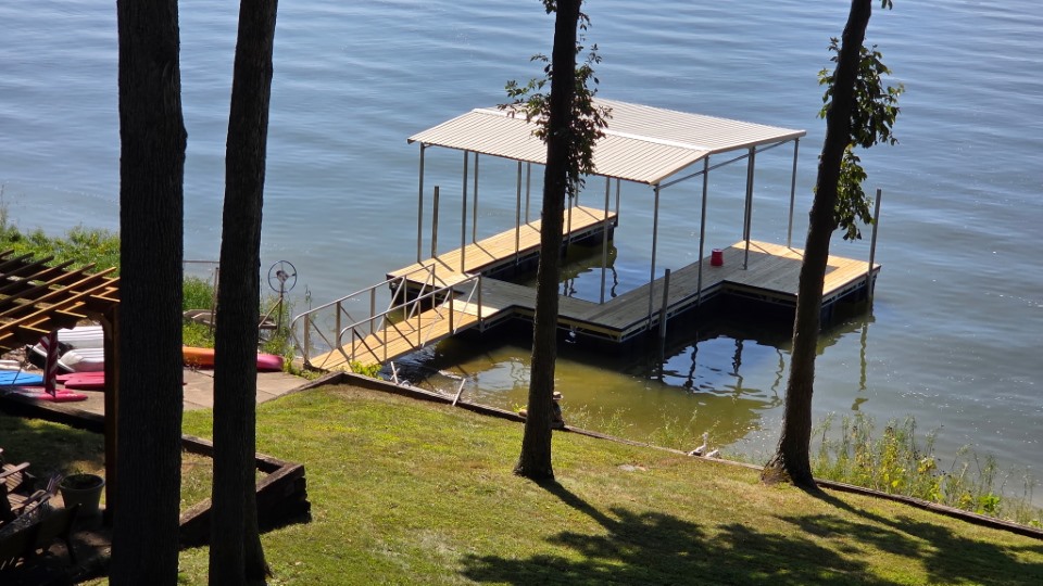 U-shapred covered dock